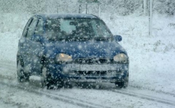 Havazás - Nem közlekedhetnek a teherautók Városlőd és Pápa között az erős hóesés miatt