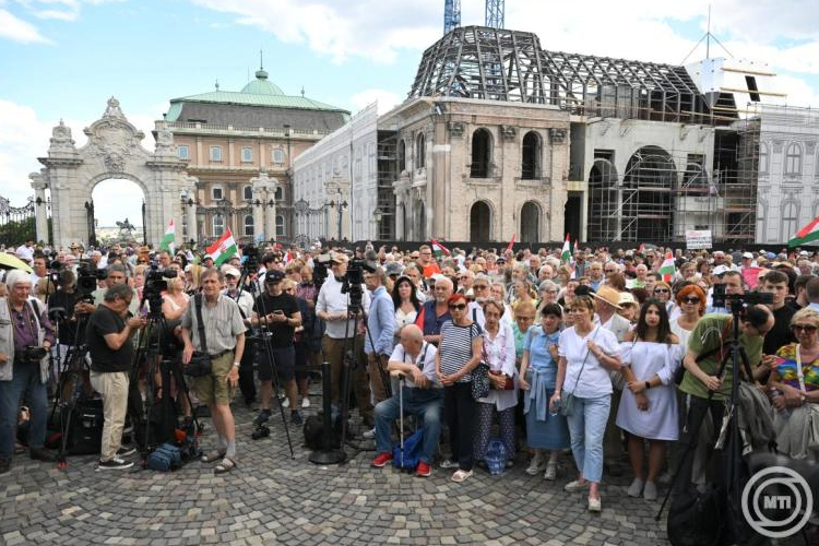 Szimpátiatüntetést tartottak a lemondásra felszólított közjogi méltóságok és állami intézményvezetők mellett Budapesten