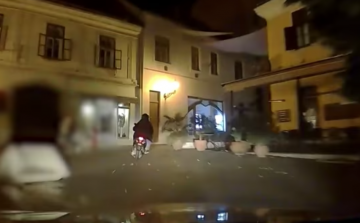Motorral próbált meg elmenekülni a rendőrök elől Pécs belvárosában - Videóval