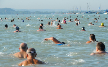 Csaknem telt ház lesz a Balaton-átúszáson, Novák Katalin is teljesíti